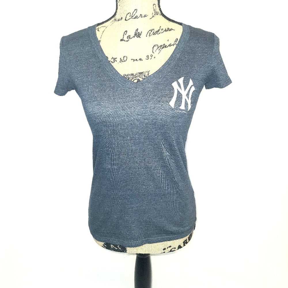MLB Women's New York Yankees V-neck Gray Top XS. - Picture 1 of 5